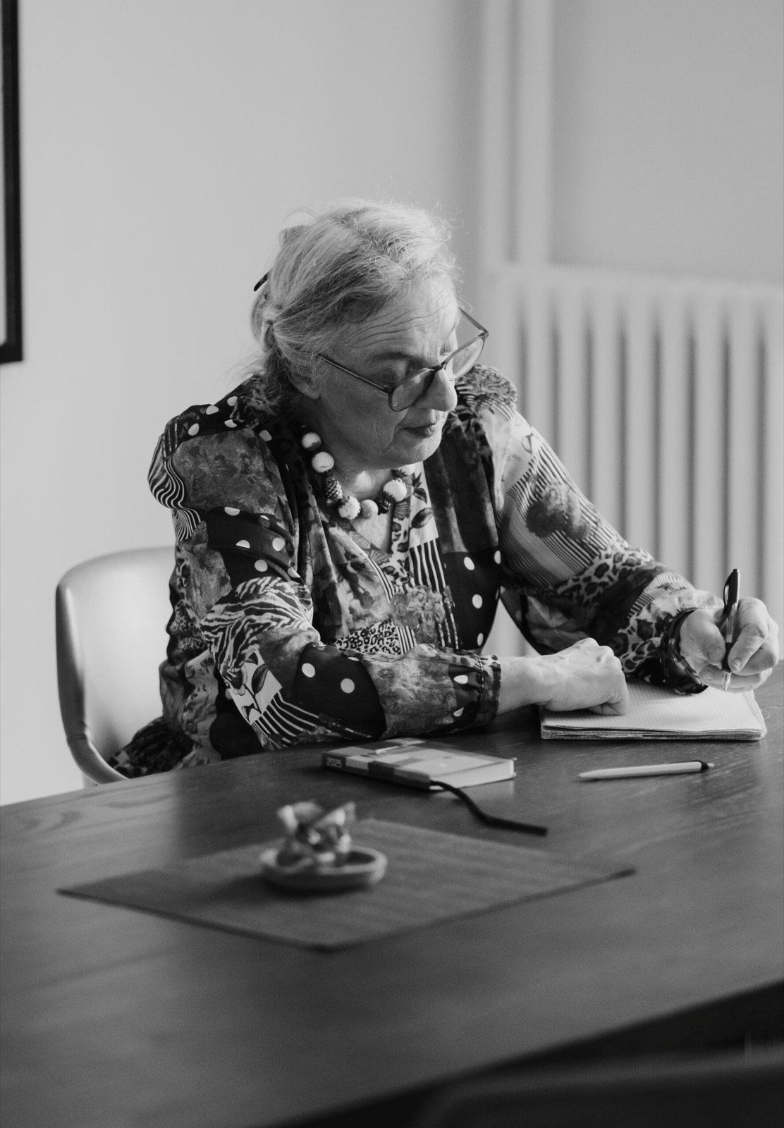 Dominique Gay à sa table de travail