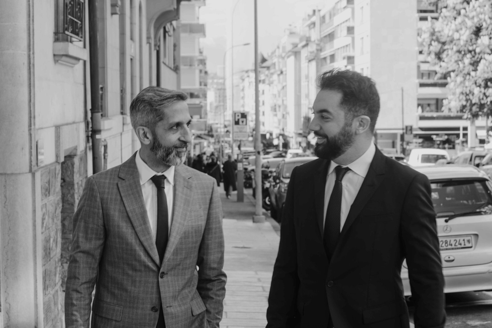 Les associés fondateurs de l'Étude Kanani/Rezki dans les rues de Genève